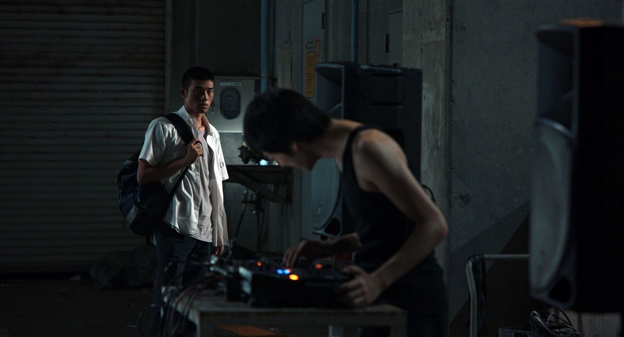 Kō (izquierda) y Yūta empiezan a sentir cierta distancia entre ellos. © 2024 Music Research Club LLC