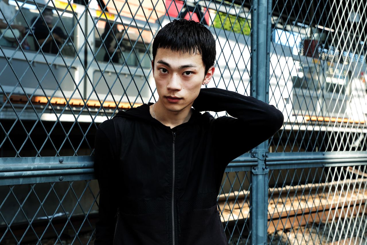 Kurihara Hayato nació en 1999 en Niigata. Es modelo en activo; también aparece en numerosos anuncios y vídeos musicales. Entre sus habilidades especiales destacan el boxeo y el tenis de mesa.