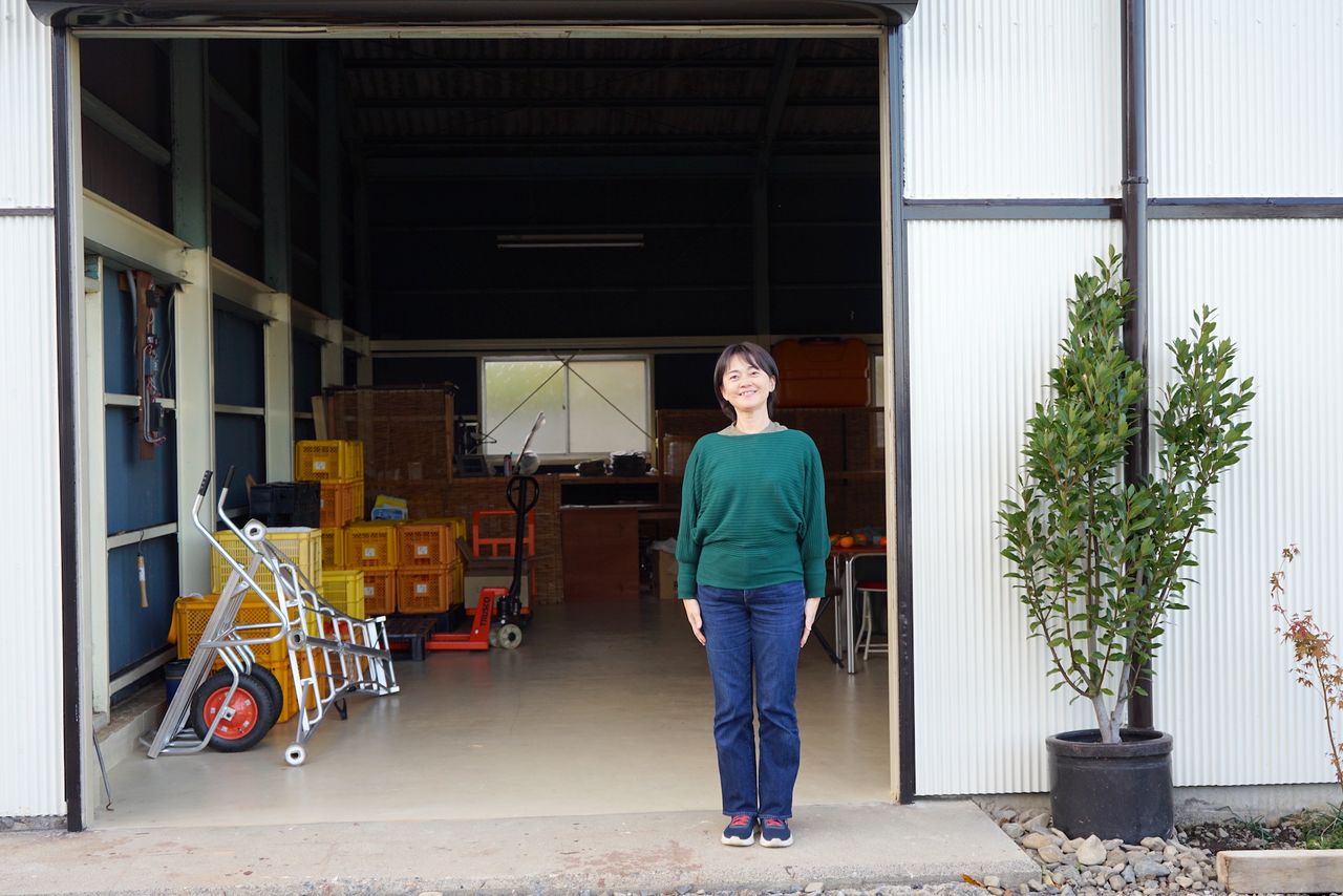 Junto a la entrada de la nave de fermentación. El edificio se utilizaba originalmente como almacén y, cuando Itō lo alquiló por primera vez no tenía agua corriente, electricidad o baños. (© Ukita Yasuyuki)