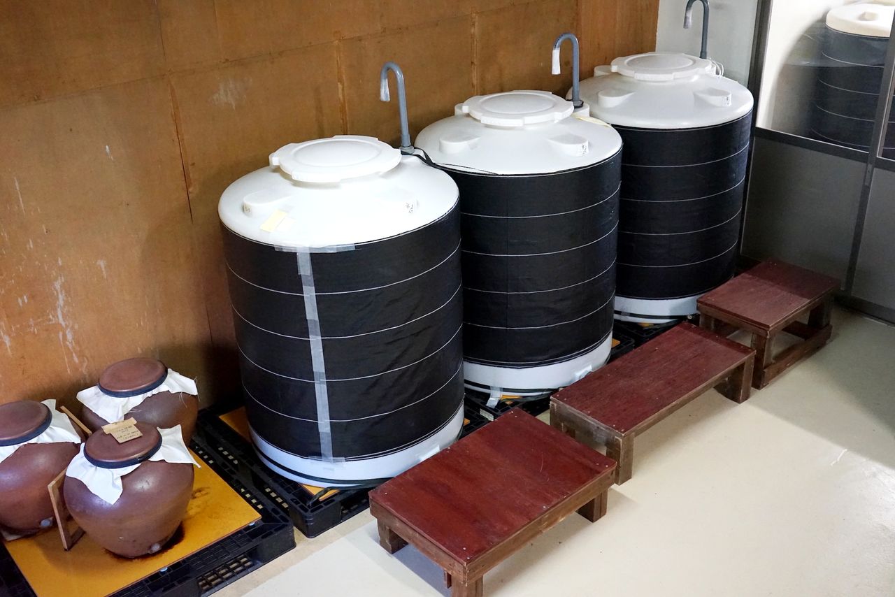 Vinagre de caqui en los tanques de fermentación. (© Ukita Yasuyuki)