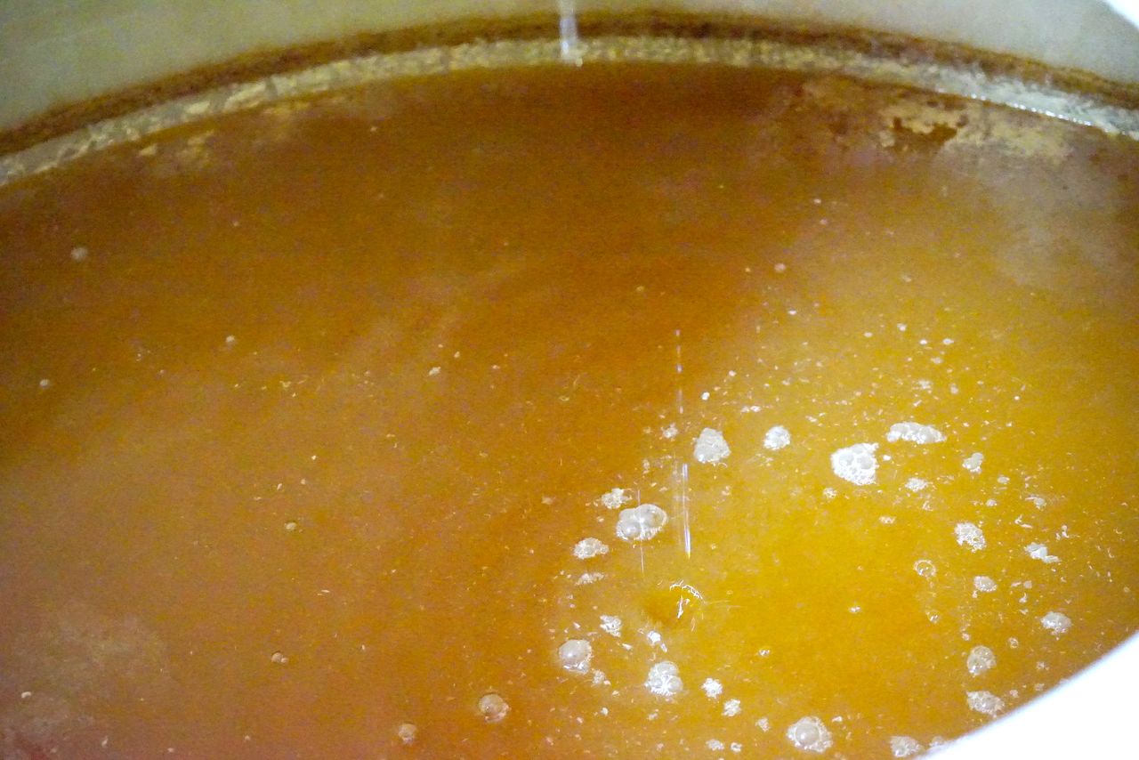 Aquí se aprecia la fina película de ácido acético sobre el vinagre en desarrollo. (© Ukita Yasuyuki)