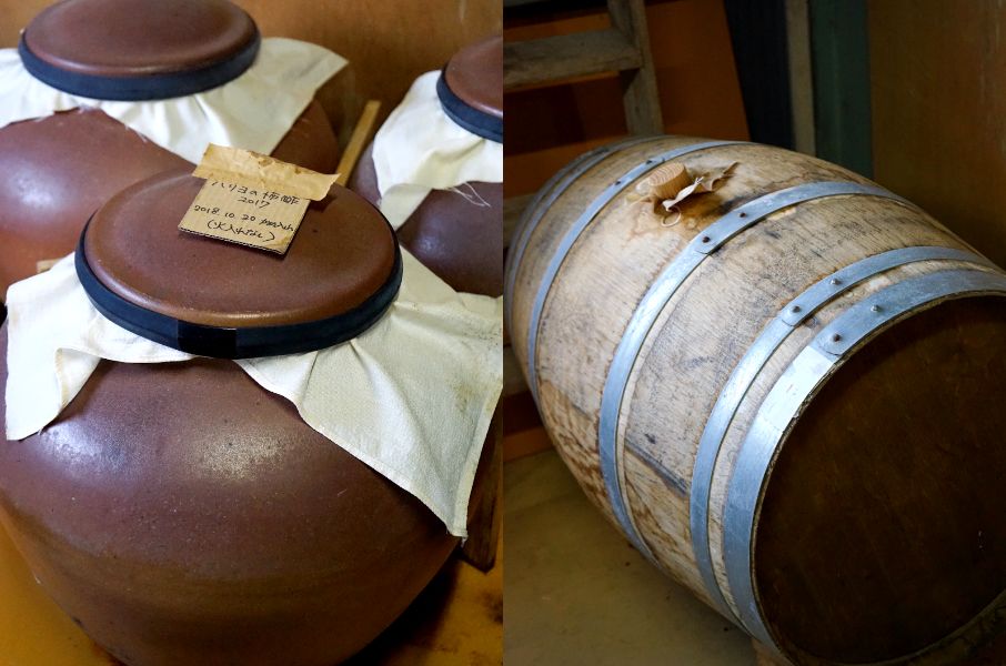 A la izquierda, vinagre de caqui madurando en tarros. Itō quiere comprobar si su vinagre adquiere más valor tras la maduración, como el vinagre balsámico de Módena, Italia. A la derecha, un barril de sauternes, utilizado en la serie de acabado en barrica de Itō para dar pistas de los sabores de la “podredumbre noble” de este famoso vino dulce de Burdeos. (© Ukita Yasuyuki)