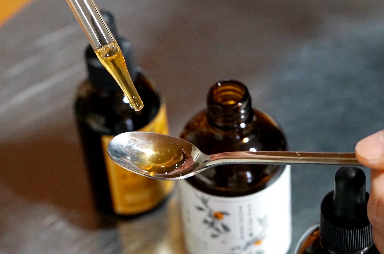 Probando el vinagre. La pipeta es un guiño a la formación química de Itō. (© Ukita Yasuyuki)