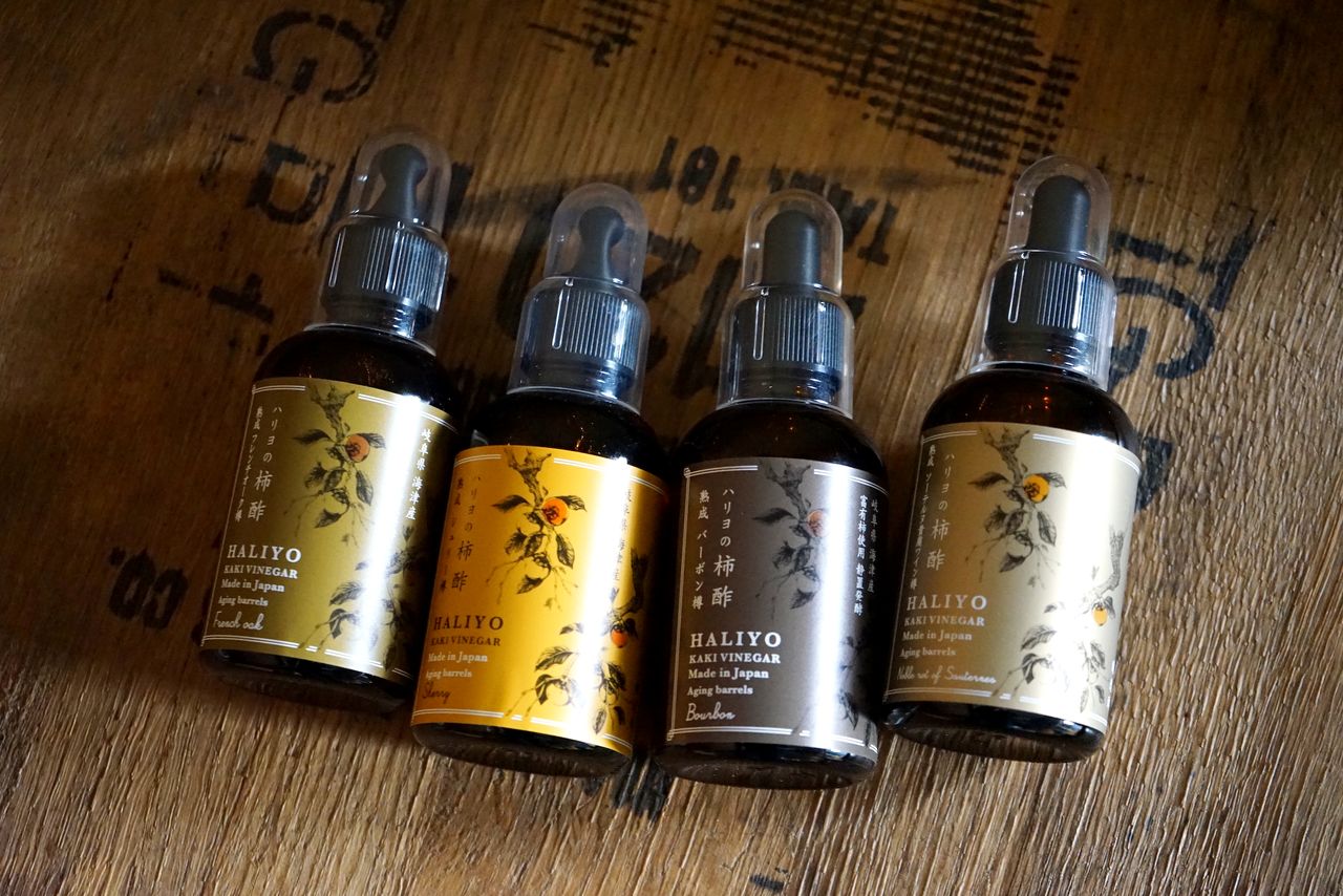 Parte del vinagre de caqui se ultima en barricas utilizadas previamente para madurar vino, whisky y otras bebidas. Desde la izquierda: roble francés, jerez, bourbon y sauternes. (© Ukita Yasuyuki)