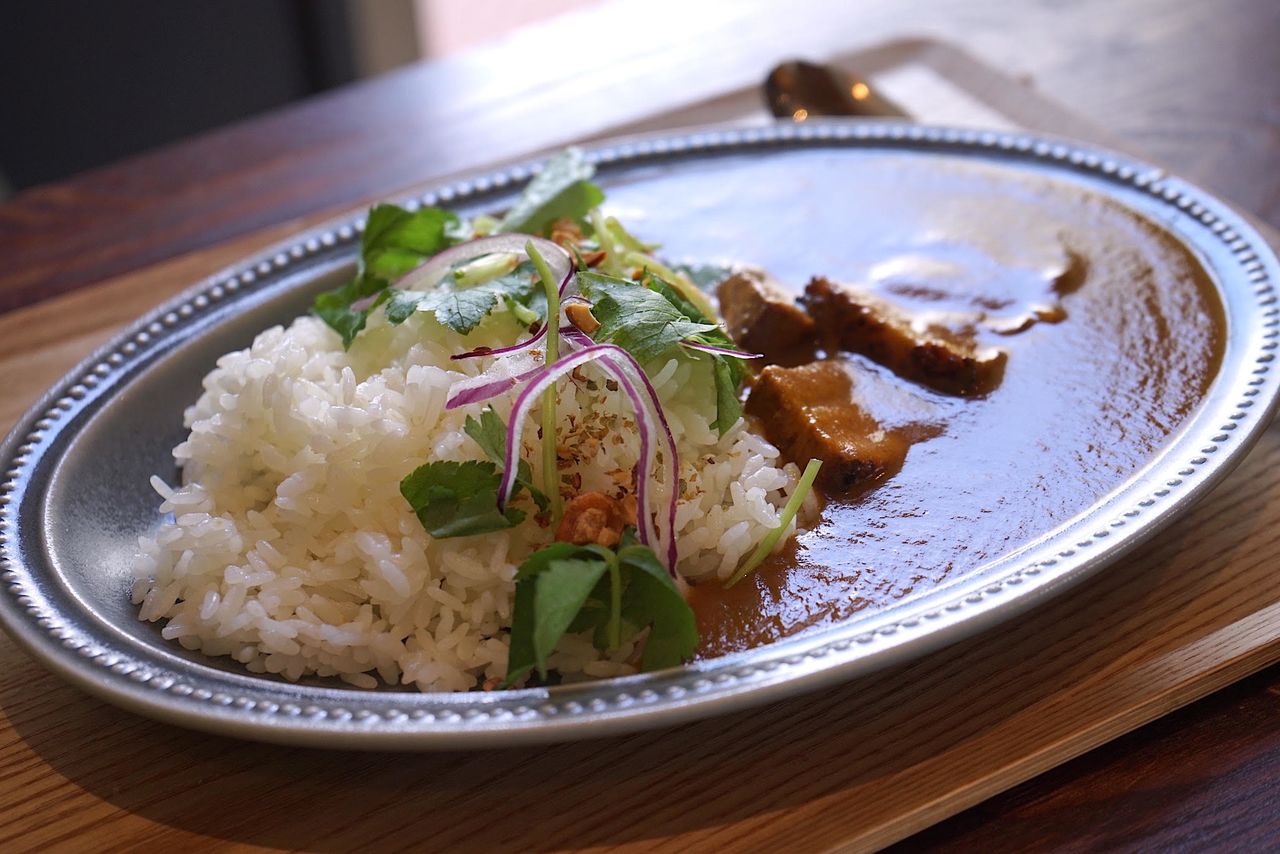 Curri de Haliyo: vindaloo de cerdo, con vinagre de caqui. (© Ukita Yasuyuki)