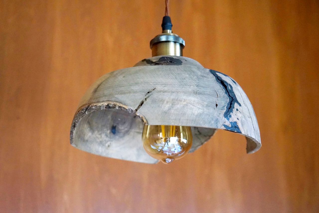 Una pantalla de lámpara de madera de caqui, a la venta en la tienda de la fábrica de Kaizu. (© Ukita Yasuyuki)