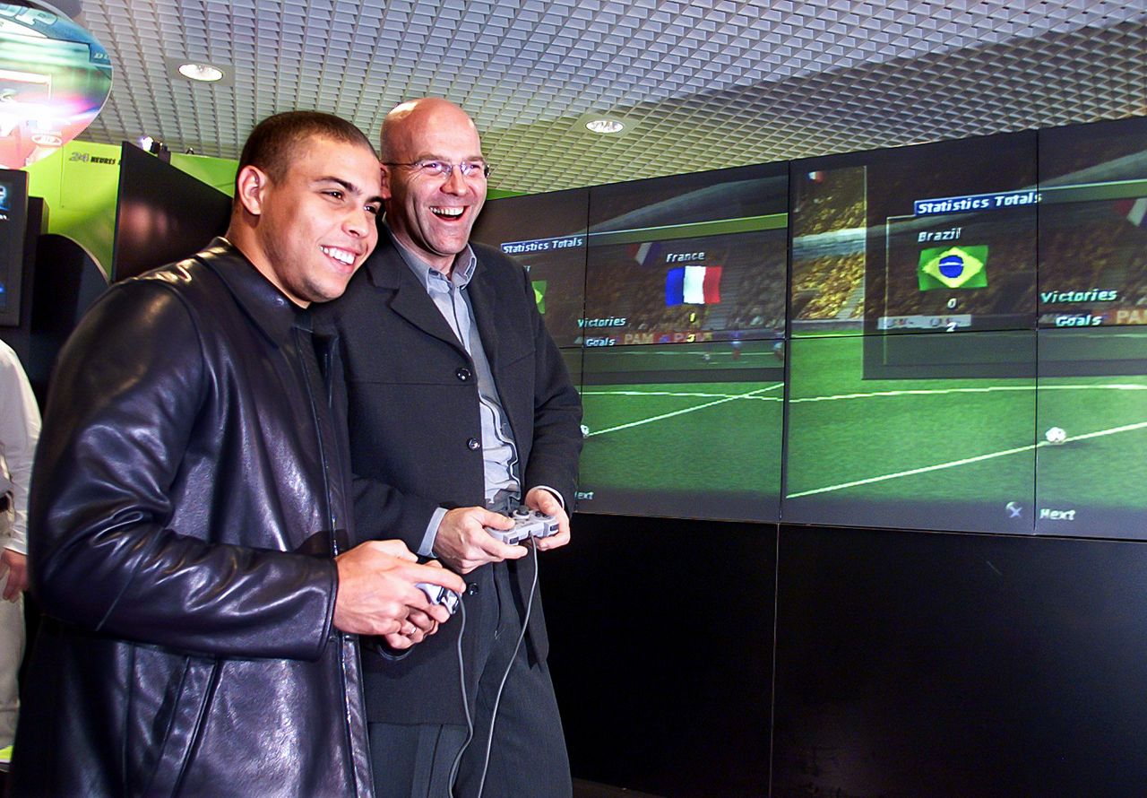 Ronaldo, jugador de la selección brasileña en el momento de la fotografía, experimenta el juego Ronaldo V-Football antes de su lanzamiento, 17 de febrero de 2000, Francia. (Reuters)
