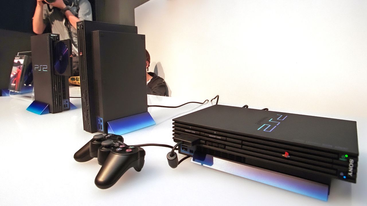 A partir de la segunda generación la PlayStation también podía colocarse en vertical, 13 de septiembre de 1999, Tokio. (Jiji Press)