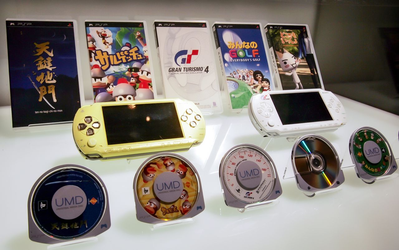La PSP y sus discos, más pequeños; era compatible con redes inalámbricas, 12 de julio de 2004, Tokio. (Reuters)