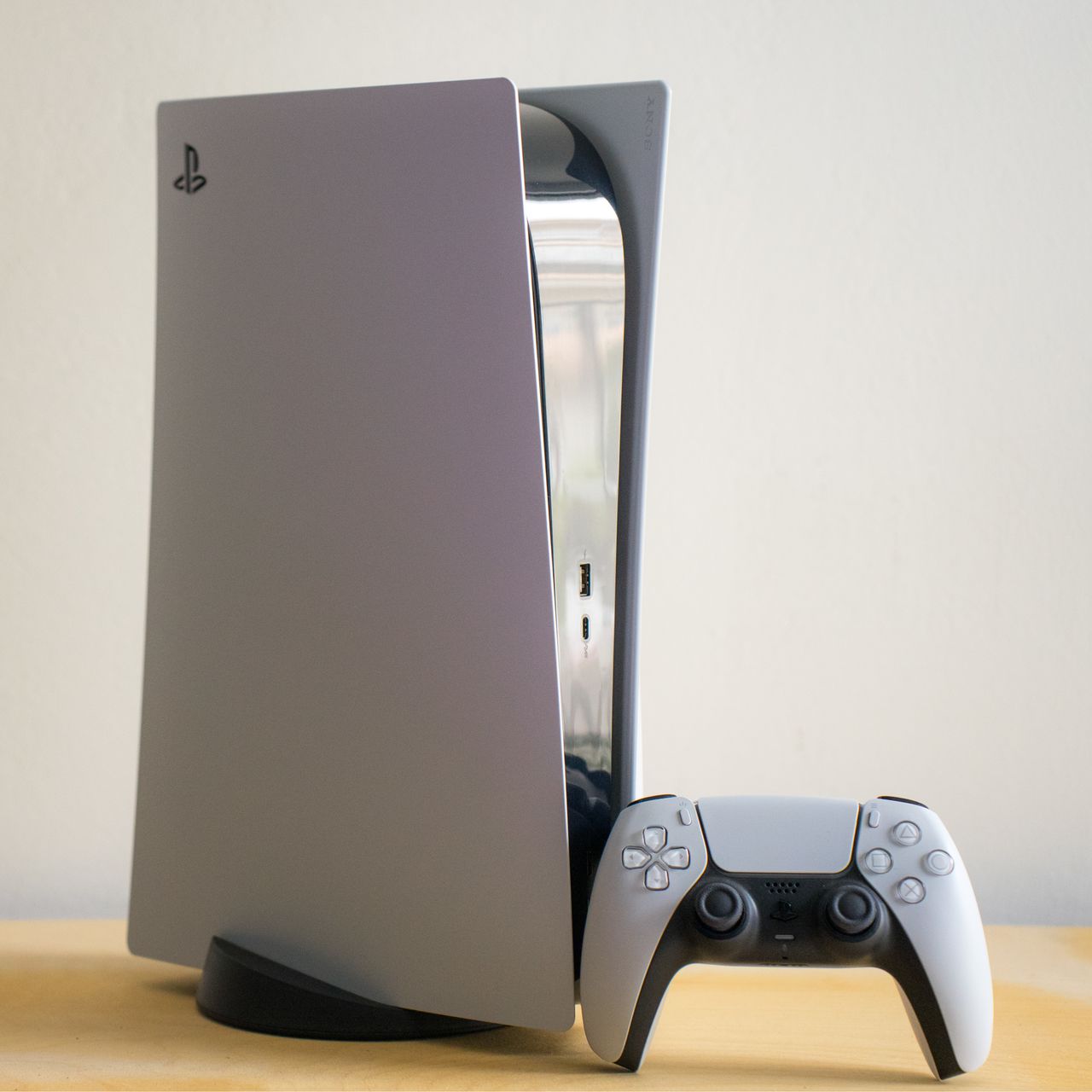 Vídeo en 4K, sonido estereoscópico, y un nuevo mando que apela a los sentidos, 30 de abril de 2024. (Nikos Pekiaridis por medio de Reuters Connect)