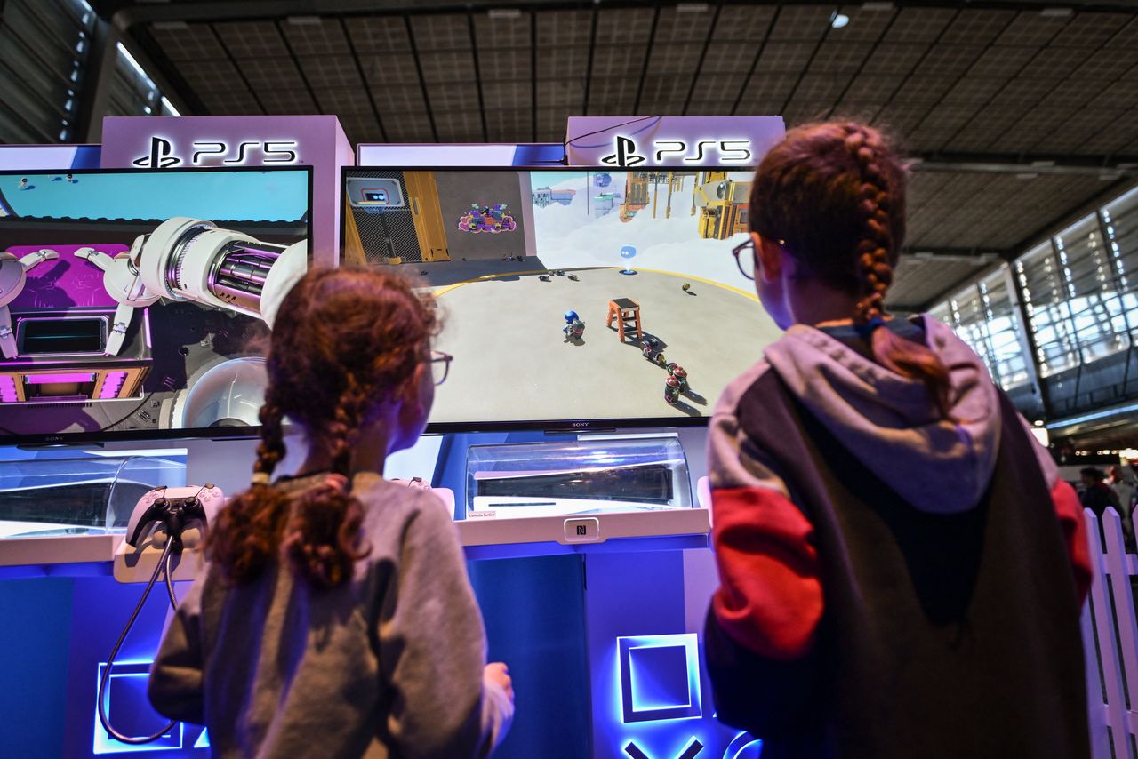 Niños jugando a la PS5 en la París Game Week 2024. (Abdullah Firas / ABACA por medio de Reuters Connect)