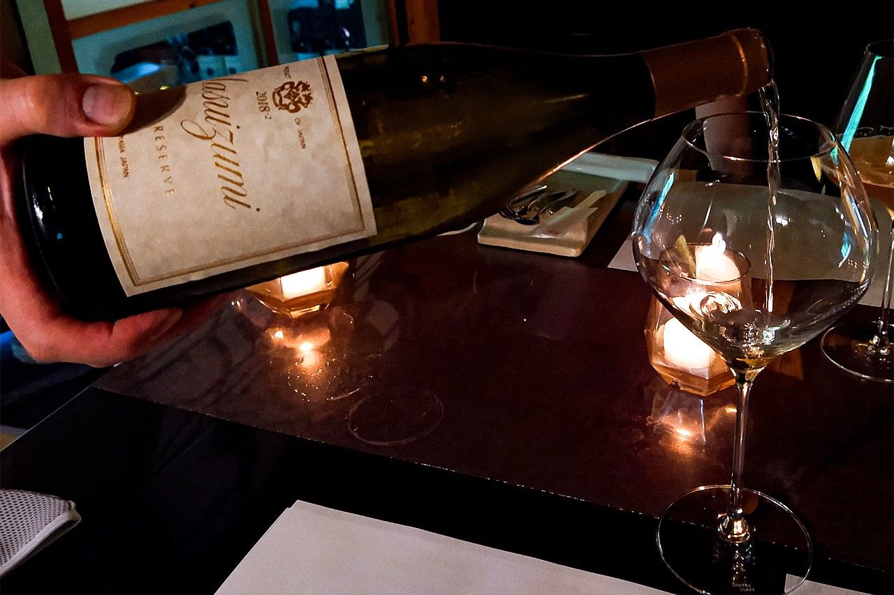 Conforme avanza la internacionalización del sake, se ha hecho más común beberlo en ocasiones de lujo. Incluso en Japón, en restaurantes como Chikuro Sanbō, una joya secreta de Yamaguchi, el sake se sirve en copas de vino para acompañar platos internacionales como foie gras y caviar. (© Jim Rion)