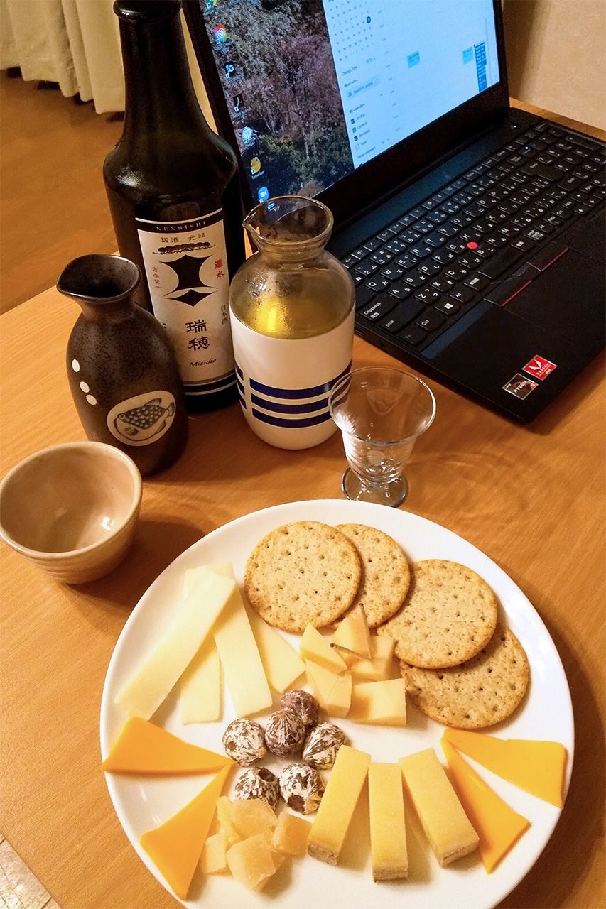 A causa de la pandemia del coronavirus, muchos eventos se llevaron a cabo en línea. Esto no significó un obstáculo para la experiencia de maridaje de sake Kenbishi. (© Jim Rion)