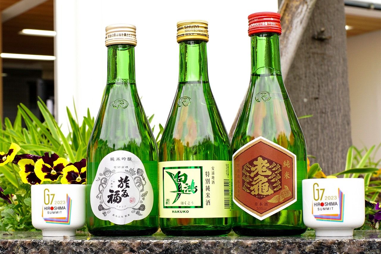 Los sakes locales también han participado en la diplomacia internacional, como este paquete de regalo de sakes de Hiroshima que se obsequió a los participantes de la reunión cumbre del G7 en Hiroshima en 2023. De izquierda a derecha: Otafuku Junmai Ginjō de Tsuka Shuzō, Hakukō Tokubetsu Junmai de Morikawa Shuzō, y Oigame Junmai de Ono Shuzō. (© Jim Rion)