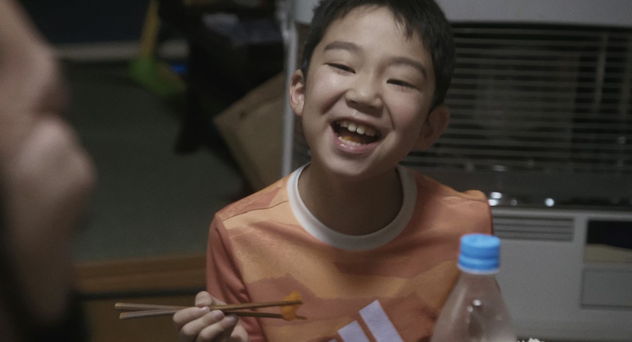 Motoki se muestra juguetón e inocente durante uno de los primeros días de rodaje. (© 2024 Takeshi Fukunaga/AINU PURI Production Committee)