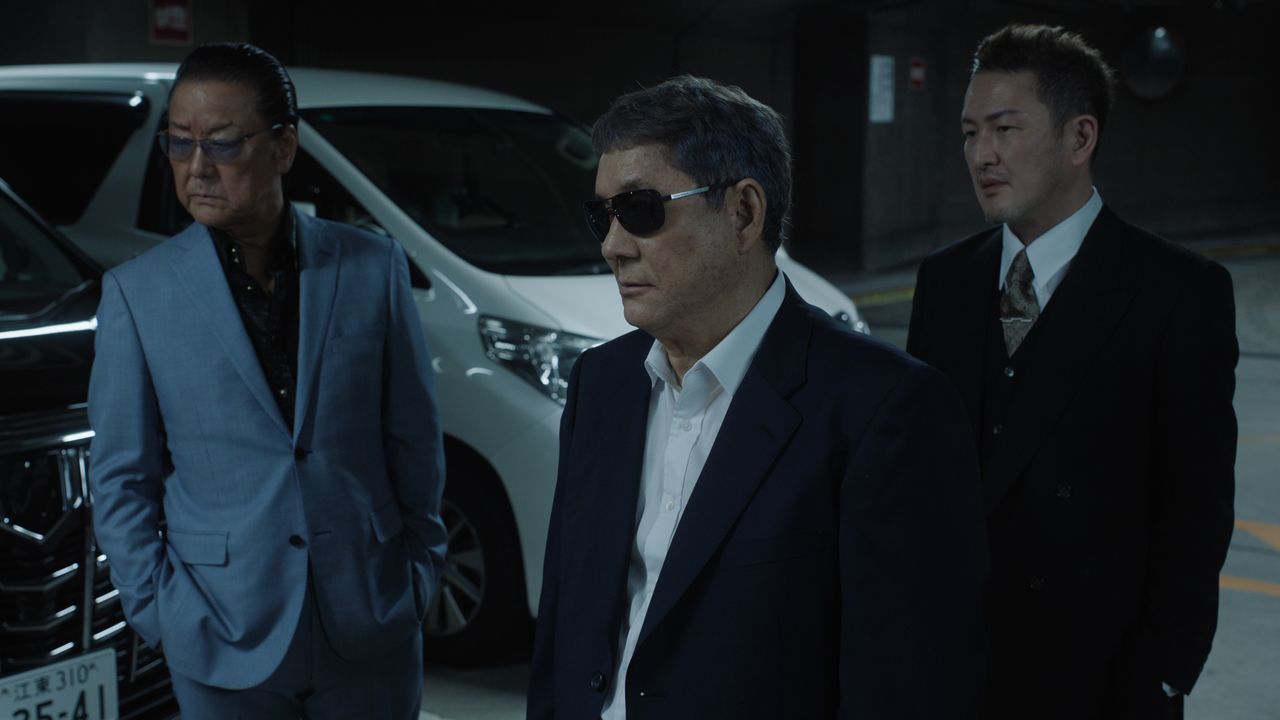 Nezumi (“Beat” Takeshi, centro), el líder yakuza Kinjō (Nakamura Shido, derecha) y el joven líder Tomita (Hakuryū, izquierda). © 2025 Amazon Content Services LLC or its Affiliates.
