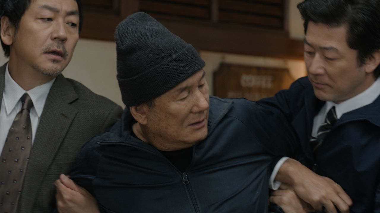 Los detectives Inoue y Fukuda se llevan a Nezumi. © 2025 Amazon Content Services LLC or its Affiliates.