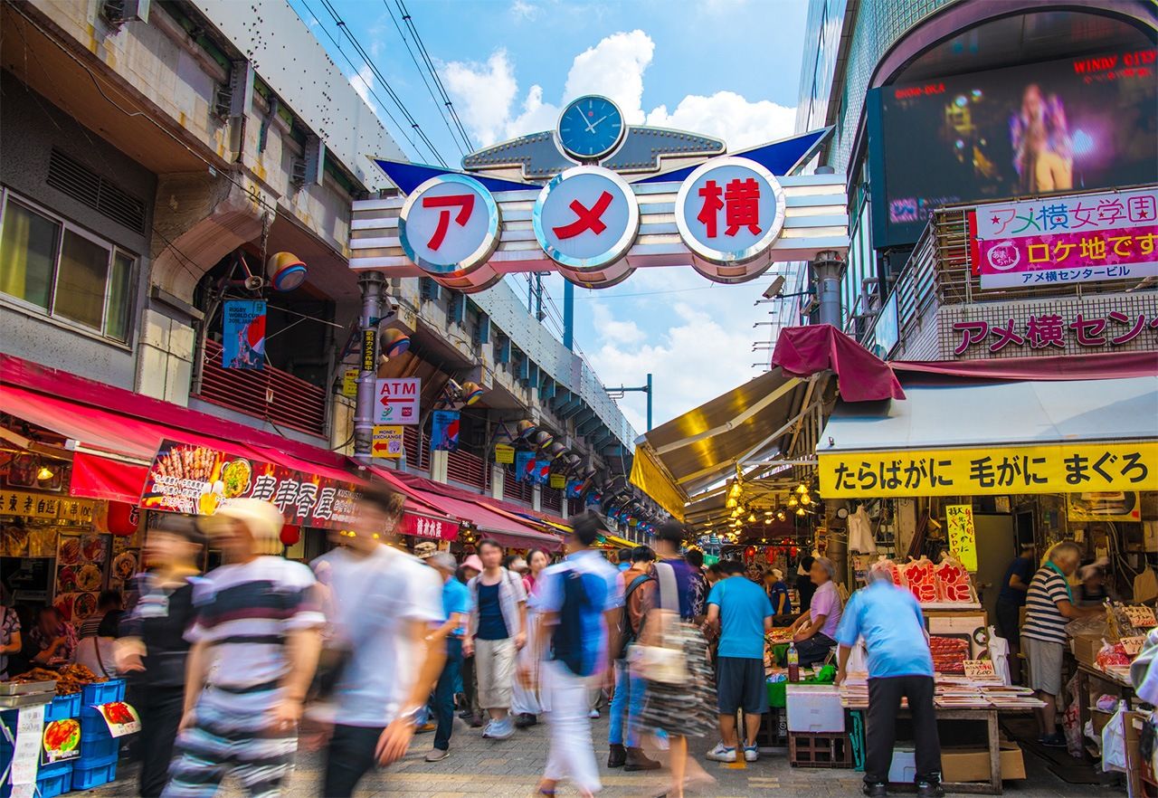 La calle comercial Ameyoko, en Ueno. (© Pixta)