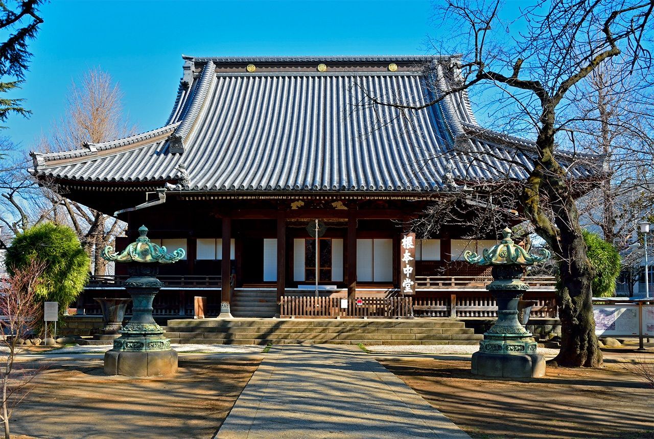 El templo reconstruido Kan’eiji presenta una fachada tranquila entre su ruidoso entorno. (© Pixta)