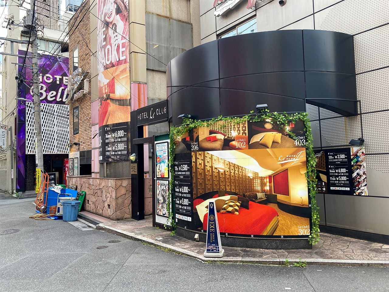 La salida norte de Uguisudani cuenta con un gran barrio de “hoteles del amor”. (© Gianni Simone)