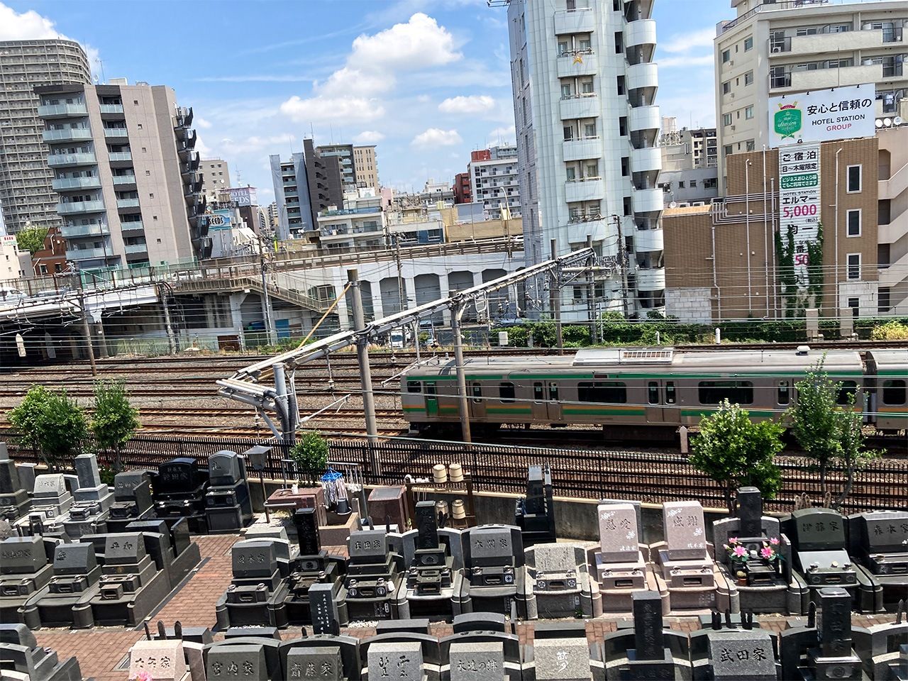 En Uguisudani, Eros y Tánatos quedan separados solo por las vías del tren. (© Gianni Simone)