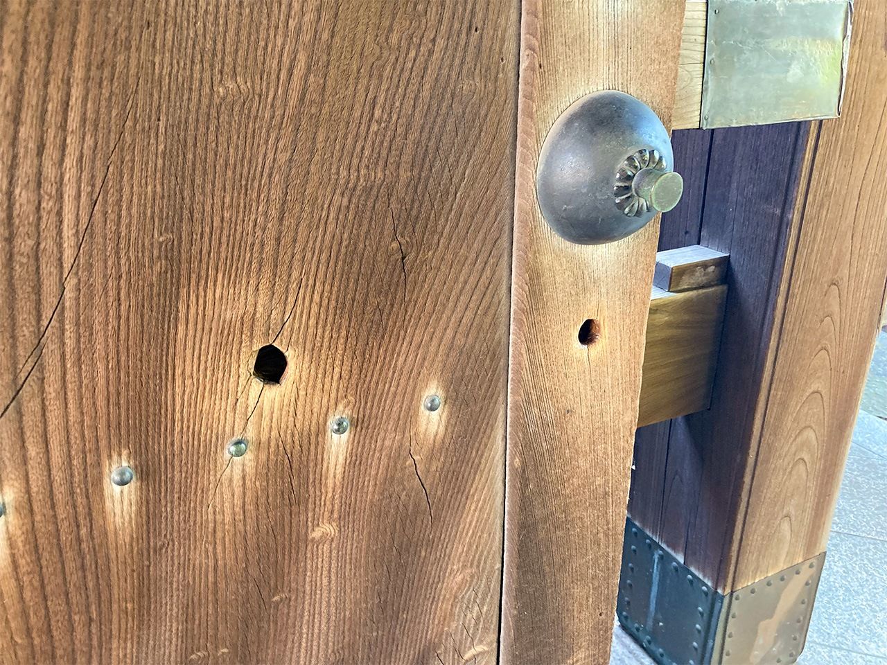 Los agujeros de bala de Kyōōji recuerdan el dramático final de la era premoderna de Japón. (© Gianni Simone)