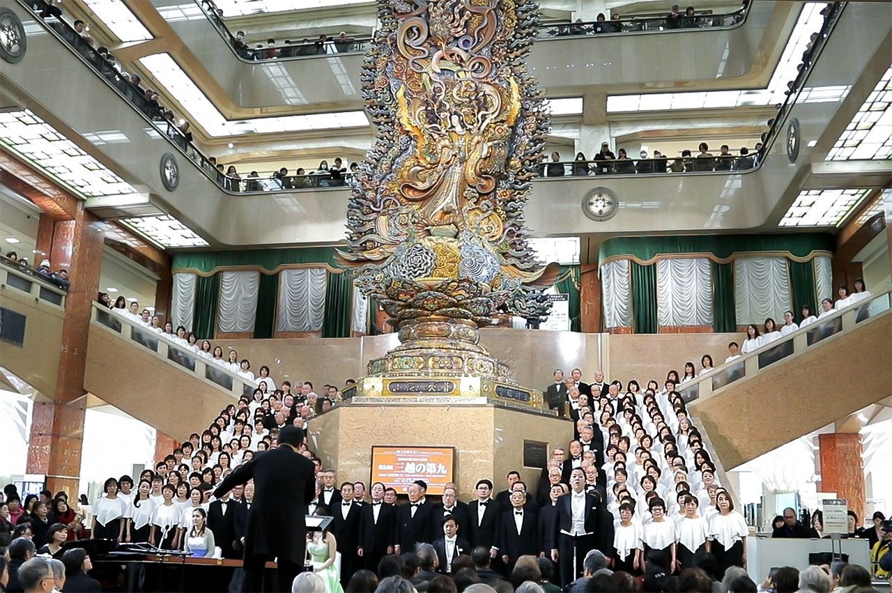 La Sinfonía n.º 9 interpretada por un coro en los grandes almacenes Mitsukoshi de Nihonbashi (distrito de Chūō, Tokio) en diciembre de 2018. Quizá este año sea imposible disfrutar esta tradición de fin de año en Japón. (Jiji) 