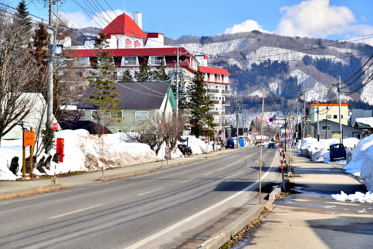 En Hakuba, la “cuna de los hostales tradicionales tipo minshuku”, abundan los hoteles y pensiones pequeños. (Pixta)