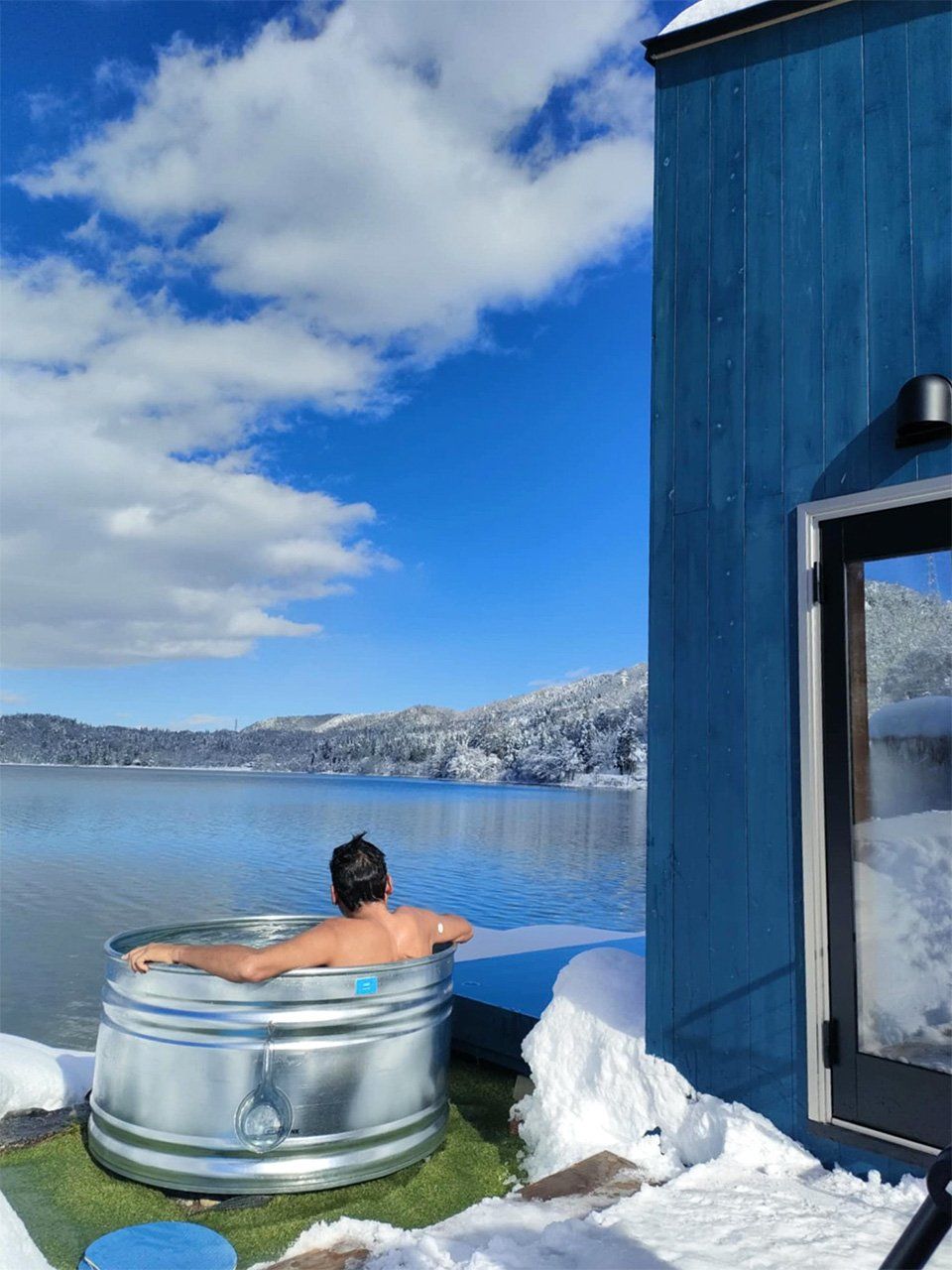 Sauna con vistas espectaculares del lago Aoki, que tiene unas de las aguas más cristalinas del país. (Zukutochie)