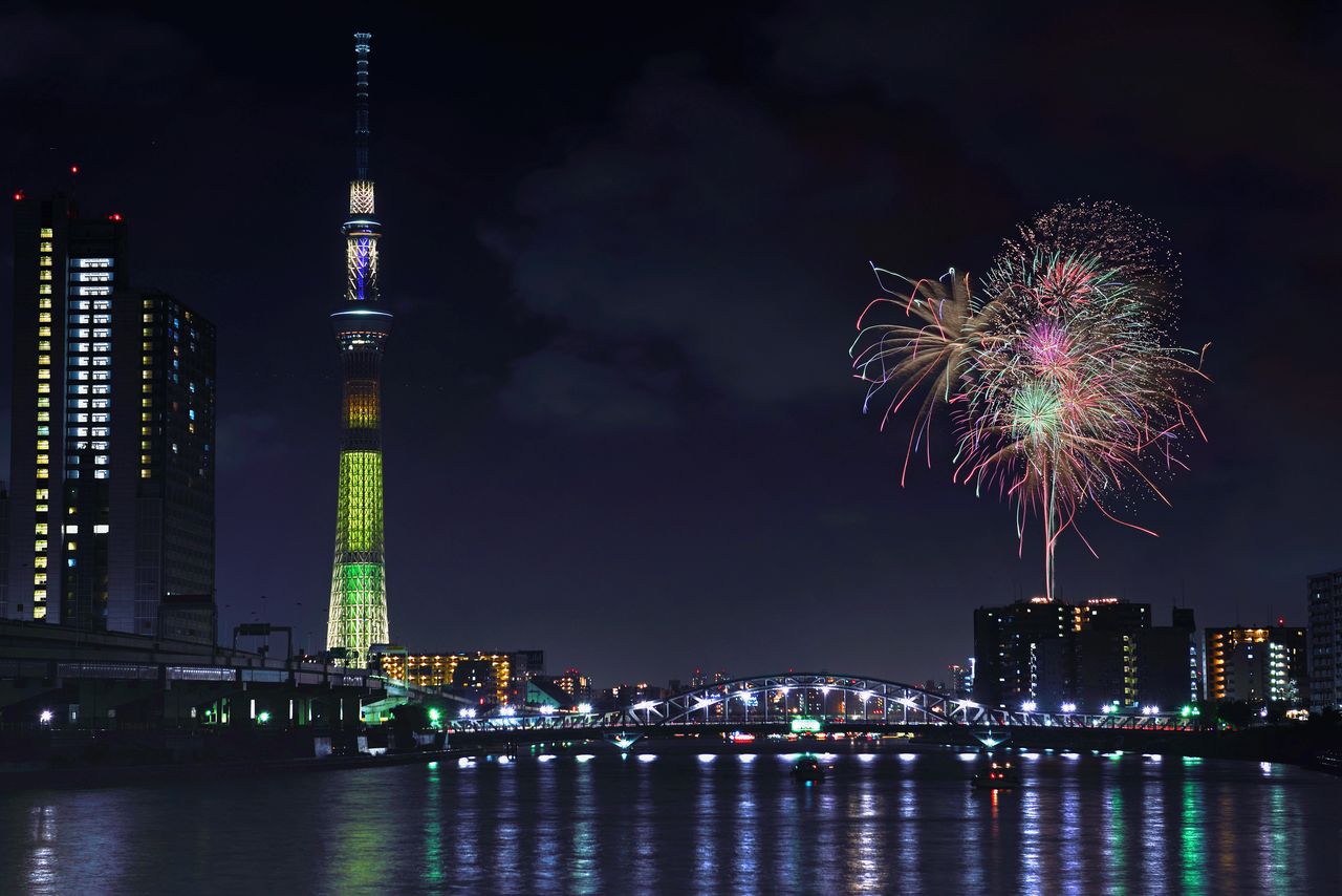 La torre Tokyo Skytree y los fuegos artificiales del festival de Sumida. (© Pixta)