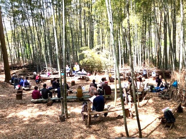 Los bancos de bambú sirvieron para el público de un pequeño concierto celebrado en abril. (Imagen cortesía de Takahashi Yūji)