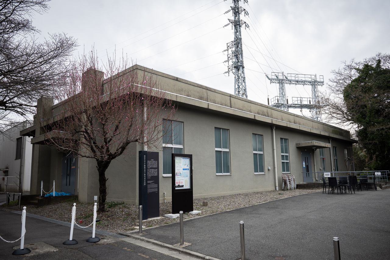 El exterior del museo. Su particular atmósfera contrasta con el resto del campus de Ikuta, en plena reconstrucción.