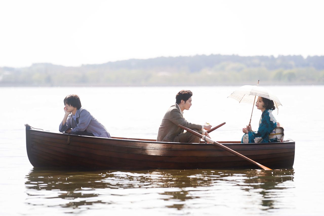 De la película Yukite kaeranu. Nakahara Chūya (Kido Taisei), a la izquierda, y Kobayashi Hideo (Okada Masaki). (©︎ 2025 Comité de producción de Yukite kaeranu)