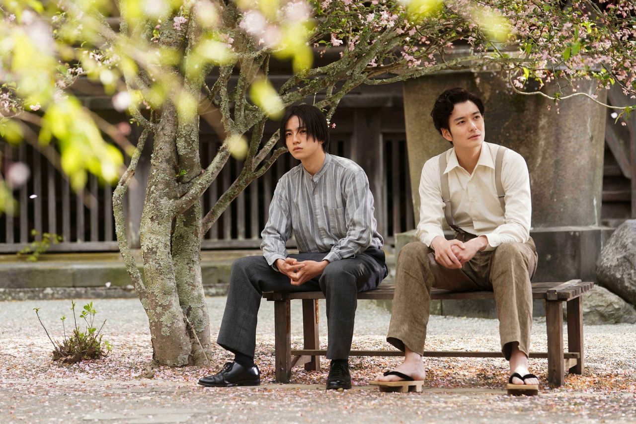 Kobayashi le confiesa a Chūya que está cansado de vivir con Yasuko. (©︎ 2025 Comité de producción de Yukite kaeranu)