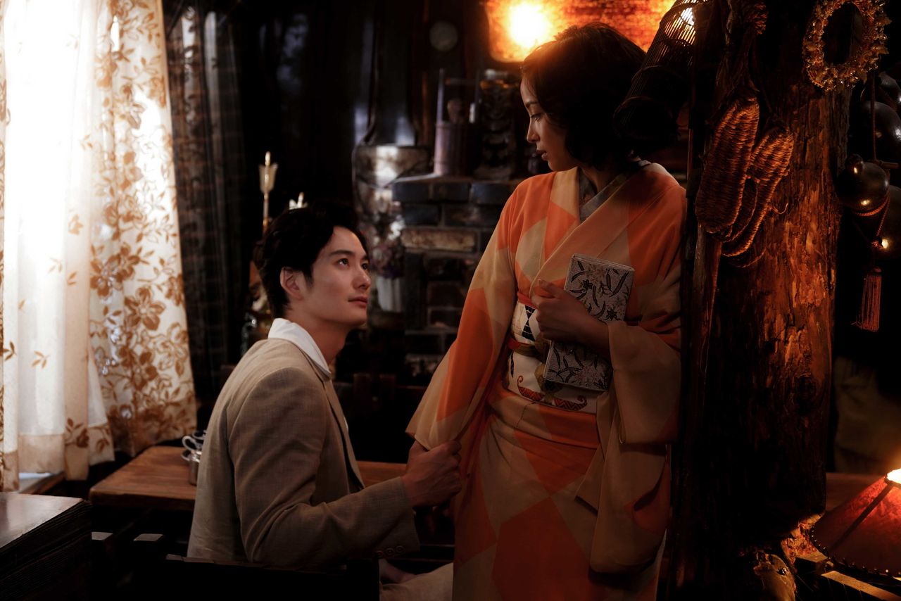 Kobayashi no puede apartar sus ojos de la hermosa Yasuko. (©︎ 2025 Comité de producción de Yukite kaeranu)