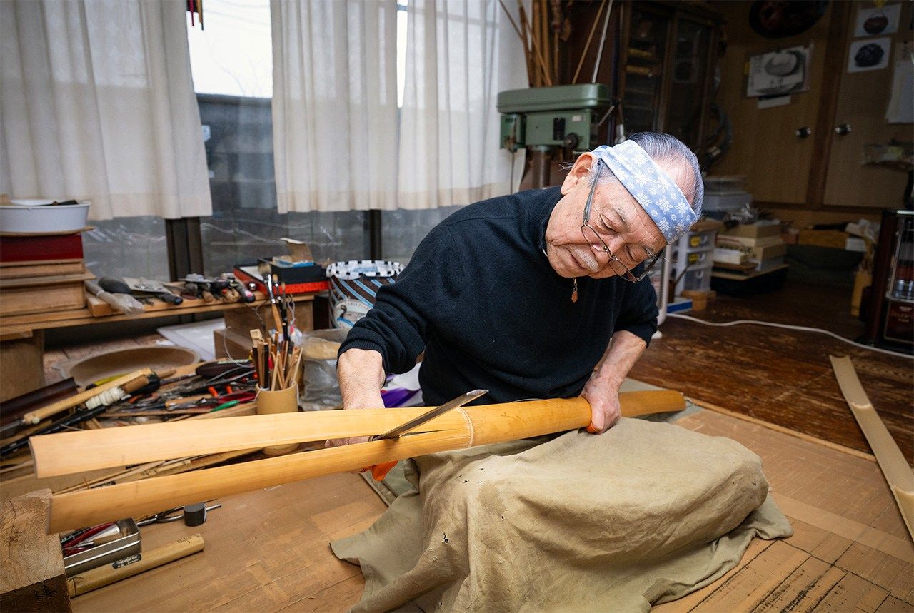 Un momento de su trabajo en el taller.