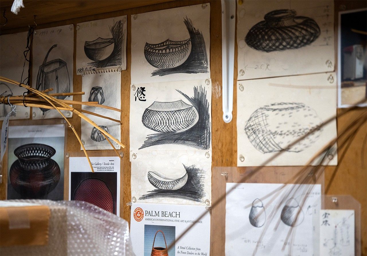 Dibujos con ideas para sus obras en la pared del taller.