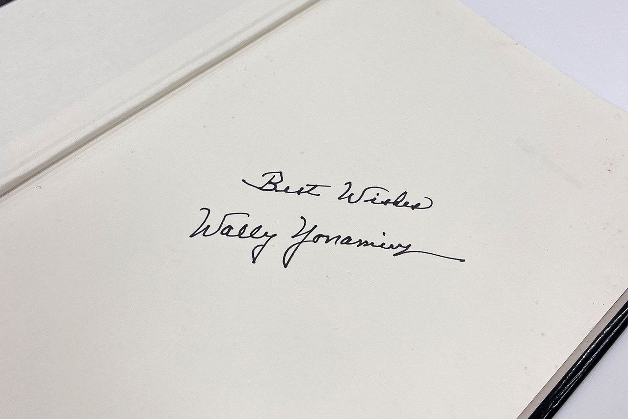 La copia revisada de este libro venía completa con la prueba de la disposición de Yonamine a firmar autógrafos. (© nippon.com)