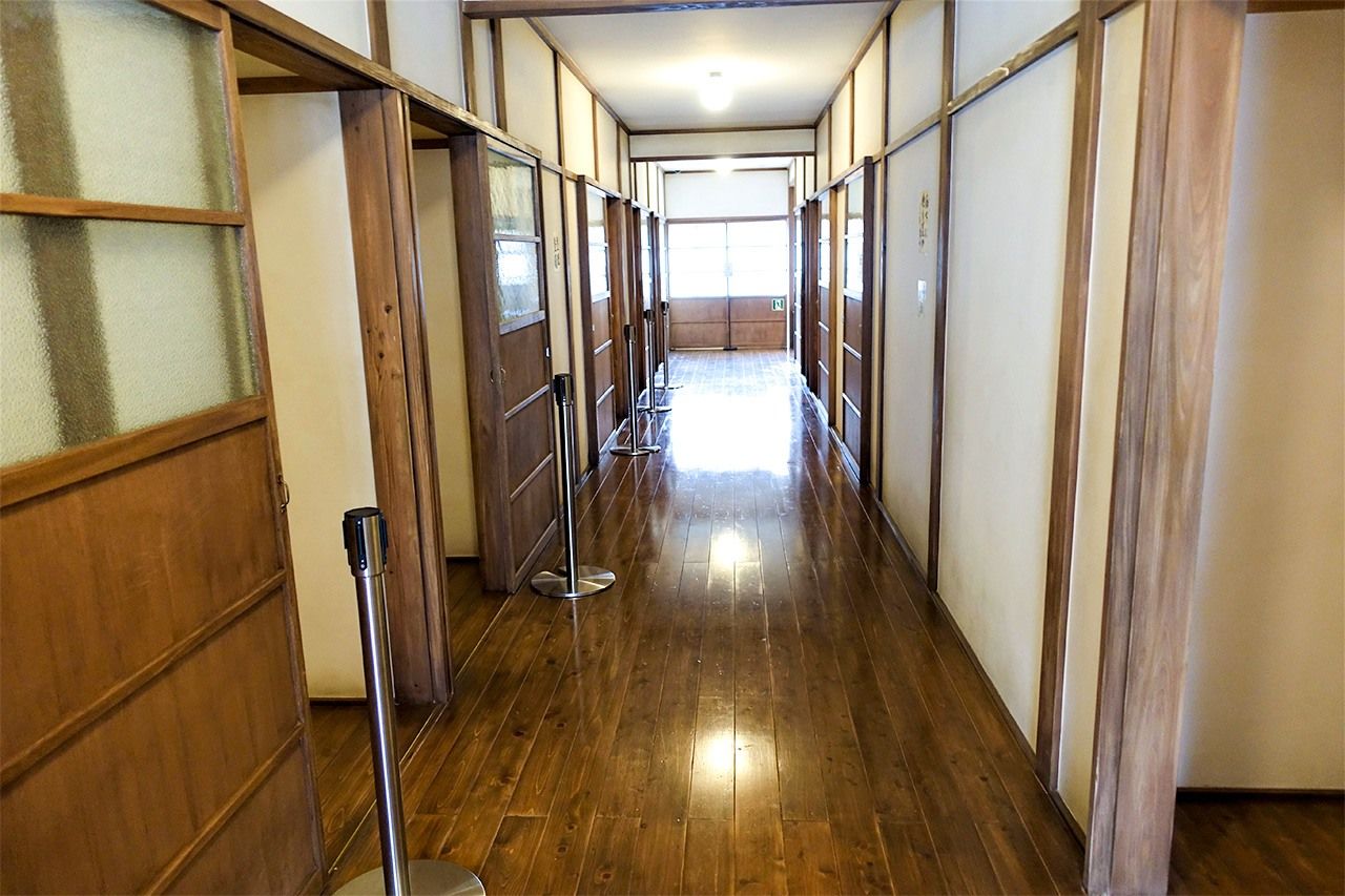 Réplica de las habitaciones de los creadores de cómics en la planta alta del Tokiwa-sō. Hay diez habitaciones, cinco de cada lado, de 4,5 tatami. Se dice que siempre tenían las puertas abiertas de par en par. Fotografía: Amano Hisaki.