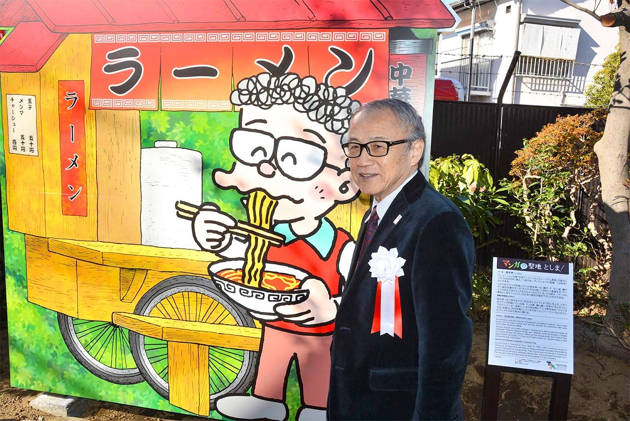 Monumento al puesto ambulante de ramen (dibujado por el propio Suzuki) y Suzuki Shin’ichi en el parque Minami Nagasaki. El dibujo del personaje fue hecho por Fujiko y, aunque siempre tiene el ceño fruncido, aquí se lo ve sonriente. (Fotografía: Suzuki Shin’ichi, cortesía del distrito de Toshima).