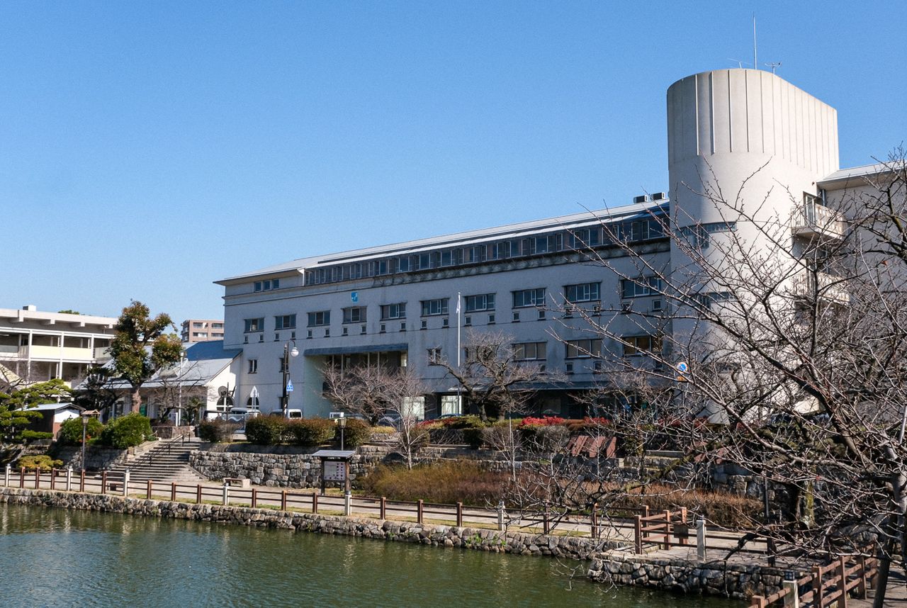 El Instituto Kishiwada se alza en la antigua zona del Castillo Kishiwada. El torre&oacute;n del castillo se puede ver al otro lado del foso interior, desde la escuela. (&copy; Michiko Hayashi)