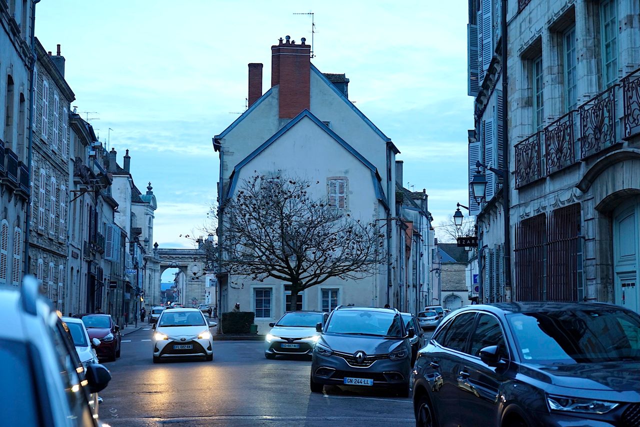Al fondo a la izquierda la capilla de L’Oratoire en Beaune, sede del Salon des Vins Japonais.