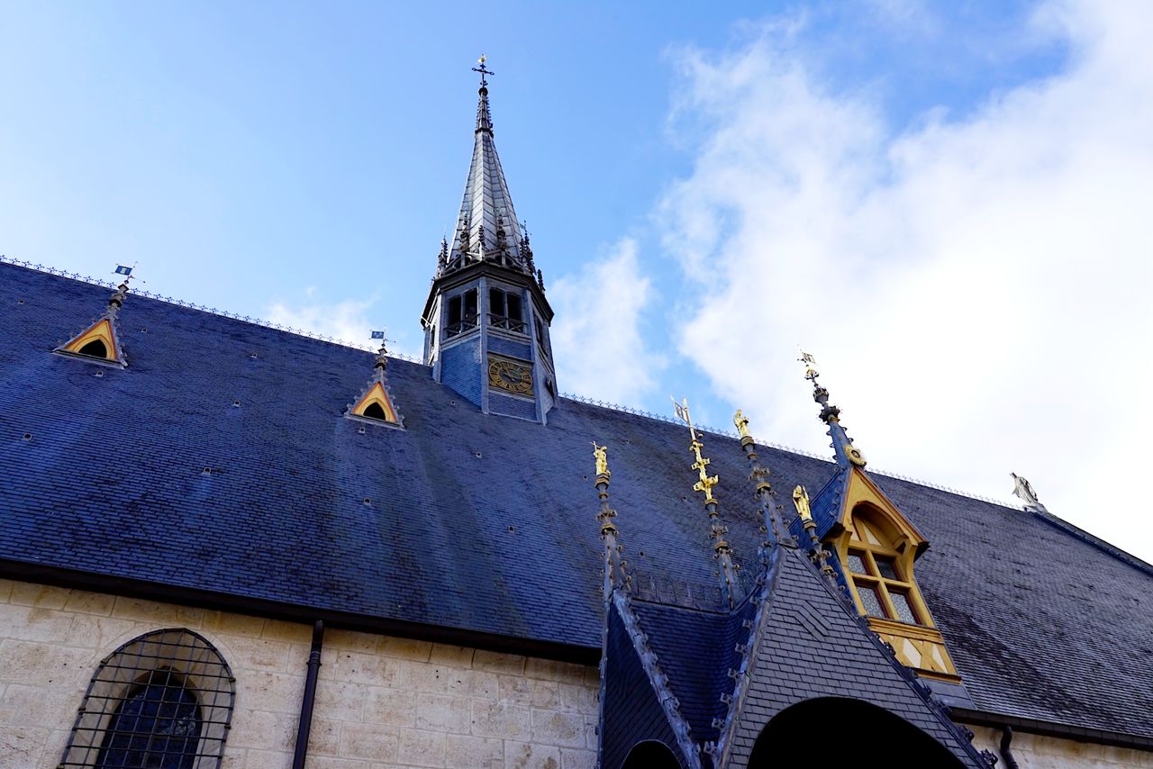 El Hôtel-Dieu de Beaune, antiguamente un hospital gratuito, es uno de los parajes turísticos más populares de la zona. En aquella época se sostenía con la venta de vinos, por lo que su relación con la industria vinícola es profunda.