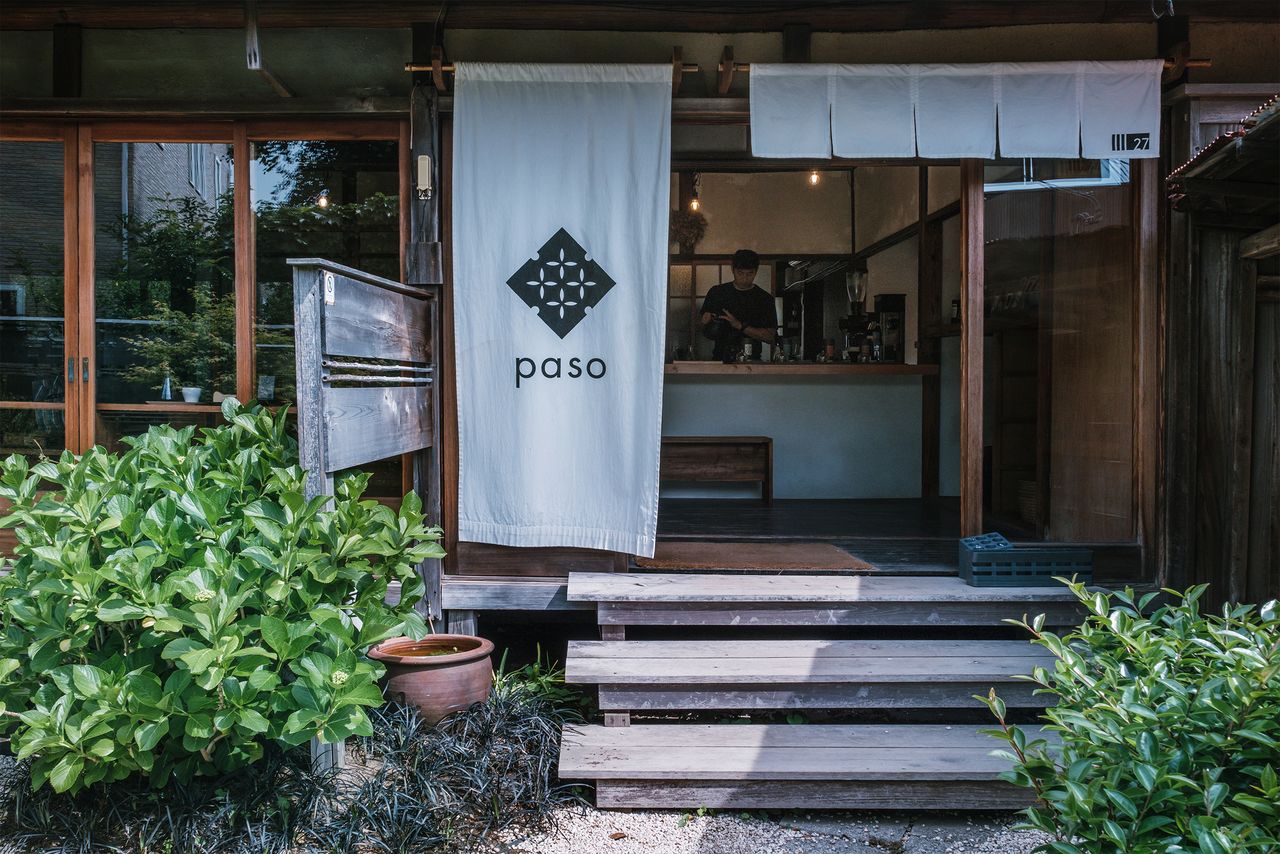 A la cafetería se entra por el engawa, que da al jardín.