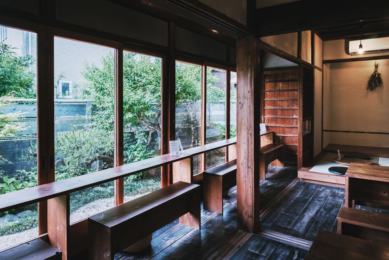 El jardín estaba lleno de maleza antes de que abrieran la cafetería. Ahora, sin embargo, lo tienen muy bonito y cuidado.