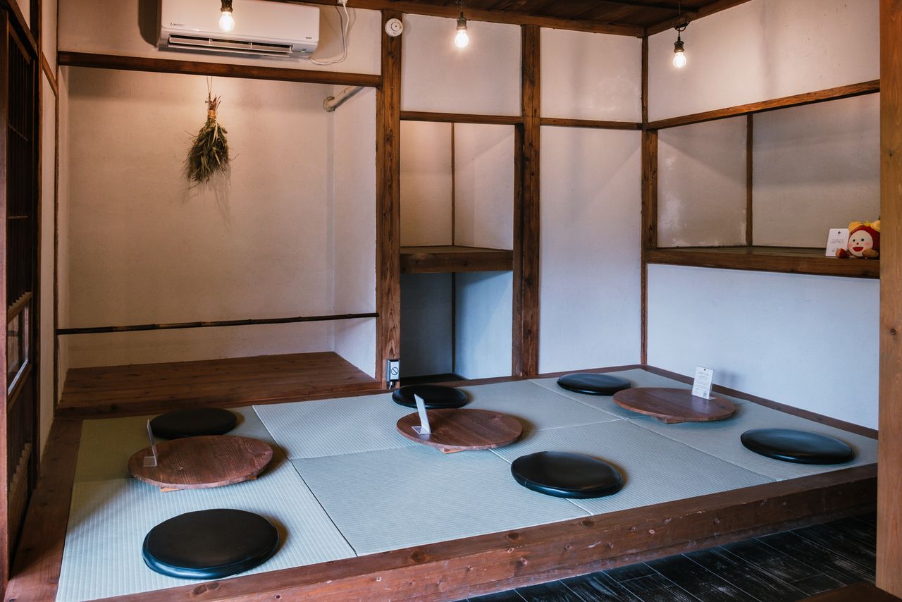 La zona elevada cubierta de tatamis invita a relajarse.