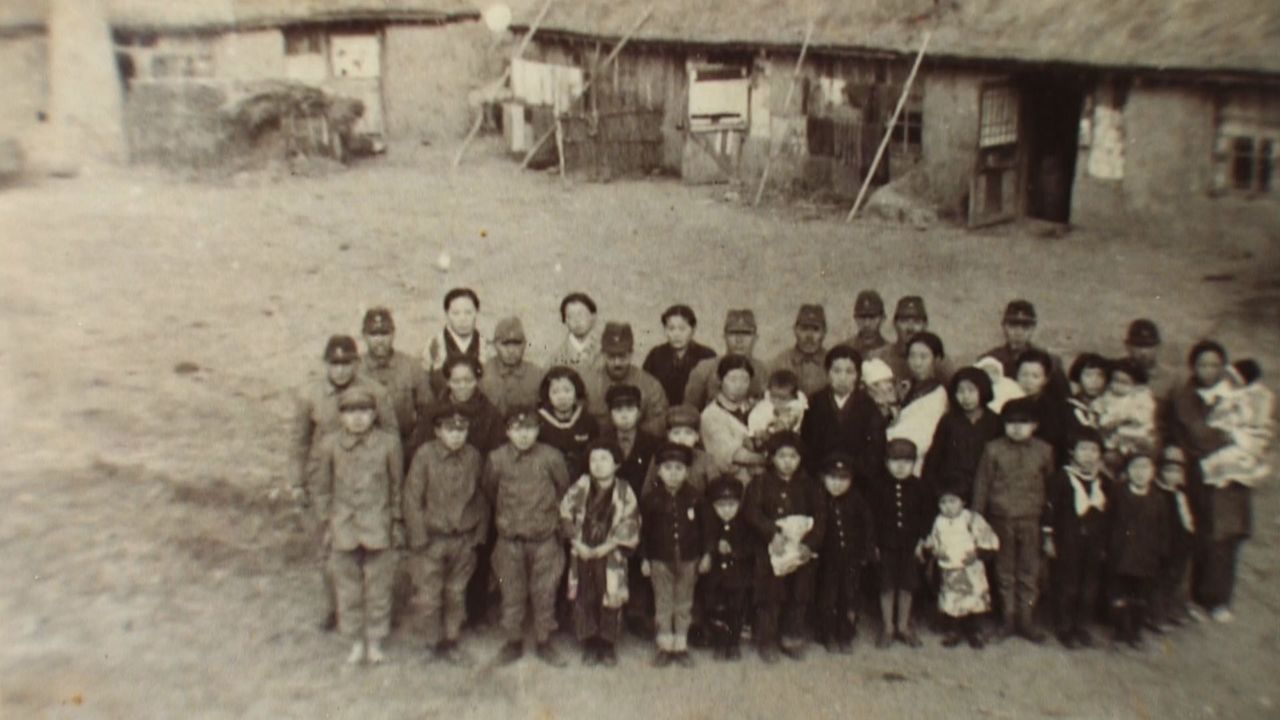 El grupo Kurokawa de pioneros que se estableció en Tao Lai Shou, Manchuria (actual Songyuan, provincia de Jilin, China) en 1941. (© TV Asahi)