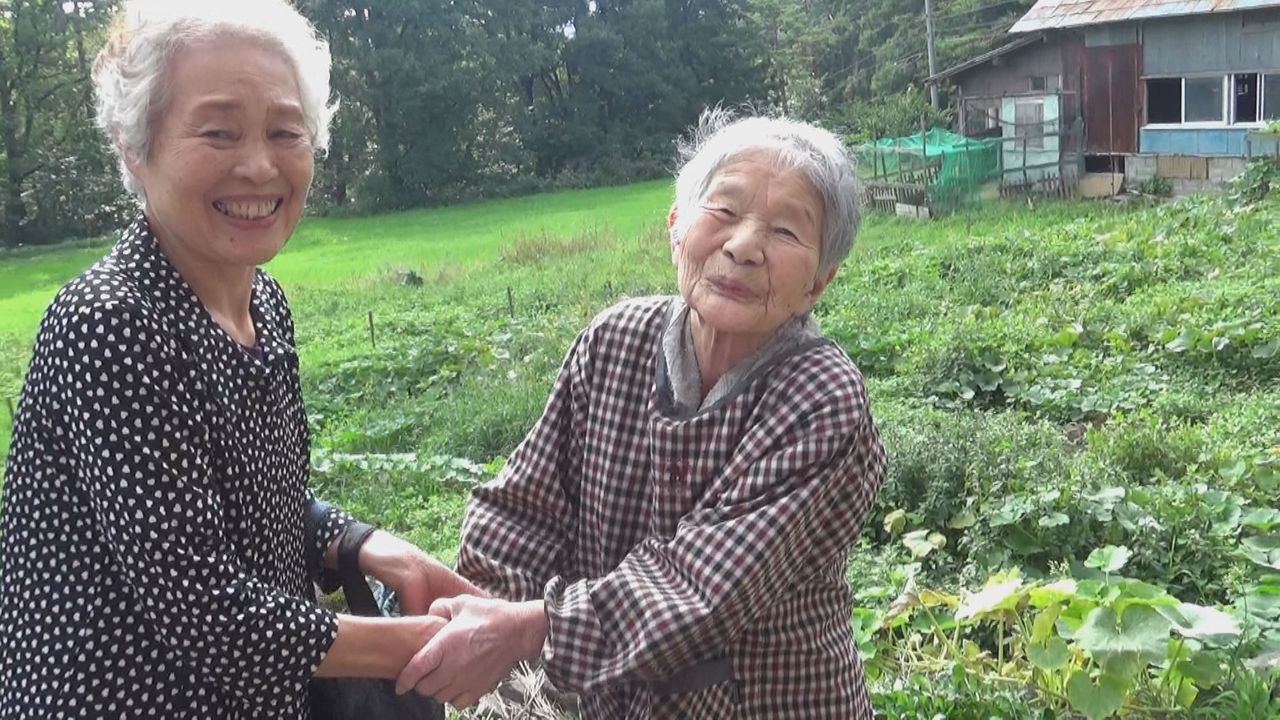 Yasue Kikumi (izquierda), gran admiradora de Harue, también se anima al verla. (© TV Asahi)