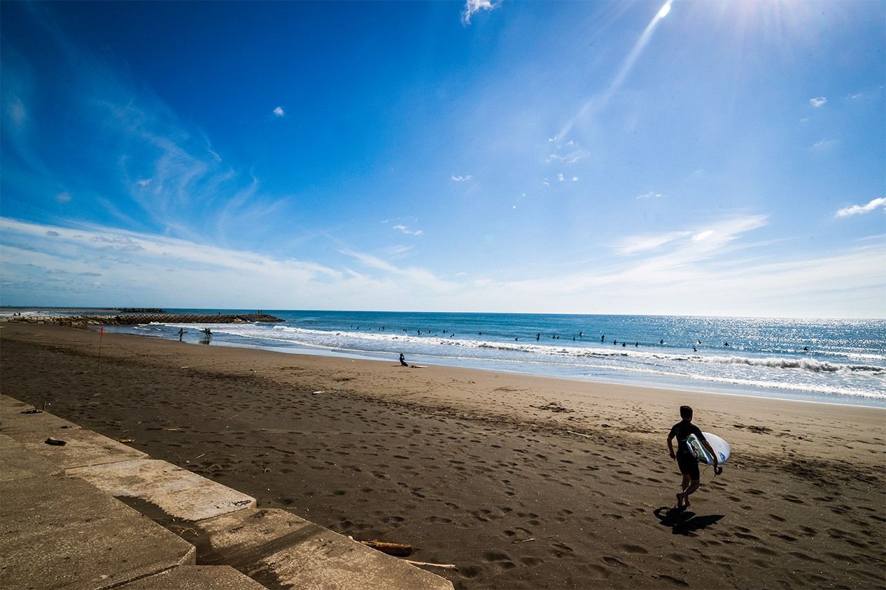 La costa de Ichinomiya, donde en otro tiempo se estableció la base de lanzamiento de globos-bomba. Desde primeras horas de la mañana pueden verse muchos surfistas esperando la llegada de las olas. (Fotografía: Yokozeki Kazuhiro)
