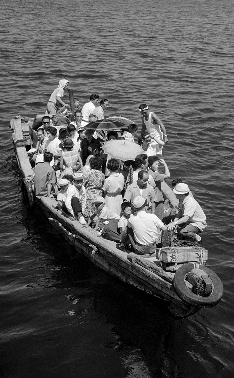 &ldquo;Regreso a la isla&rdquo;. Una escena a bordo del ferri que conecta la isla de Ojika con otras islas del archipi&eacute;lago de Gotō, en la prefectura de Nagasaki. Todo tipo de personas se agolpan en el barco. Cuando el mar est&aacute; en calma es navegable, pero embravecido resulta impracticable. (Fotograf&iacute;a de 1962)